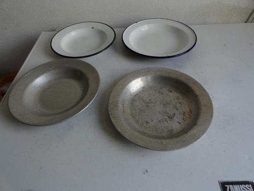 Bordjes, antiek, 4 stuks, emaille en aluminium, Antiek en Kunst, Antiek | Keukenbenodigdheden, Ophalen of Verzenden