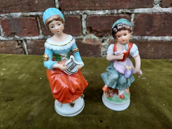 Set van 2 porseleinen beeldjes met een vrouw., Antiek en Kunst, Antiek | Porselein, Verzenden