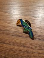 V 454  Pin Toekan, Ophalen of Verzenden, Zo goed als nieuw, Dier of Natuur, Speldje of Pin
