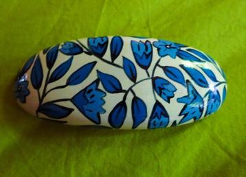 Ovale Haarspeld / Haarclip creme met blauwe bloemen  beschikbaar voor biedingen