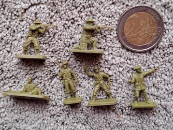 6 Miniatuur soldaten beschikbaar voor biedingen