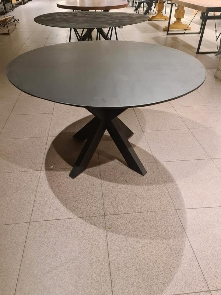 Nieuwe eettafel rond 120cm zwart acaciahout spinpoot €300, Huis en Inrichting, Woonaccessoires | Overige, Nieuw, Ophalen