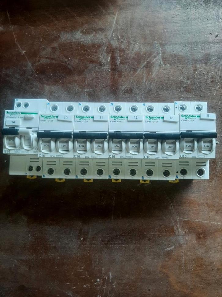 Schneider Electric Stroomonderbrekers, Hobby en Vrije tijd, Elektronica-componenten, Gebruikt, Ophalen of Verzenden
