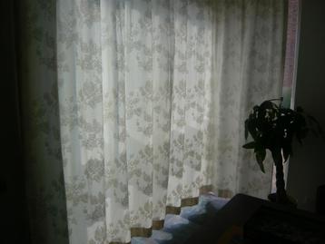 Gordijn H. 250 x br. 275 cm. geplooid. gebroken wit. beschikbaar voor biedingen