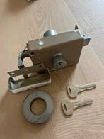 Opbouwslot met 2 Sleutels, Doe-het-zelf en Verbouw, Hang- en Sluitwerk, Ophalen, Gebruikt, IJzer, Slot