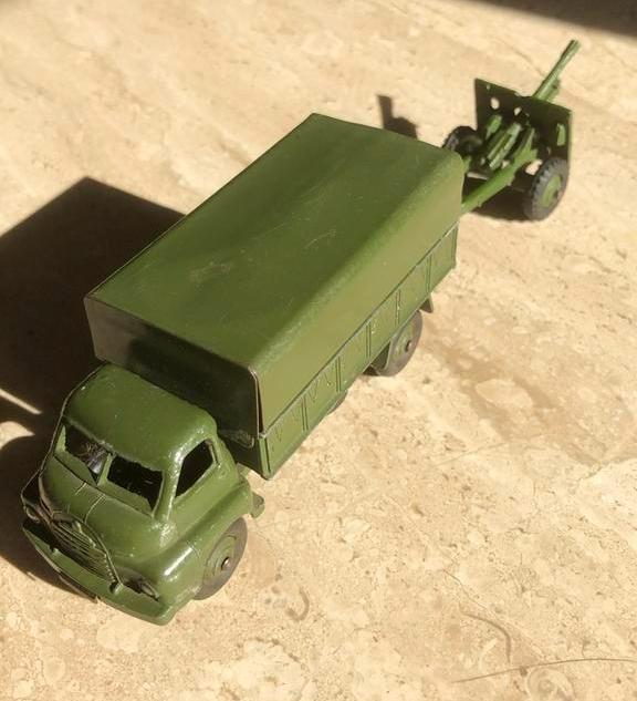 Dinky Toys Legervoertuigen: Truck 621 & Kanon 686, Hobby en Vrije tijd, Modelbouw | Auto's en Voertuigen, Gebruikt, Truck, 1:50 of kleiner