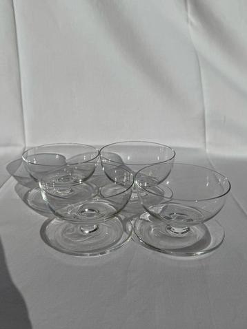 4 glazen dessert coupes beschikbaar voor biedingen