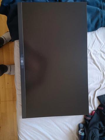 2 HP office monitoren 27" met standaard beschikbaar voor biedingen