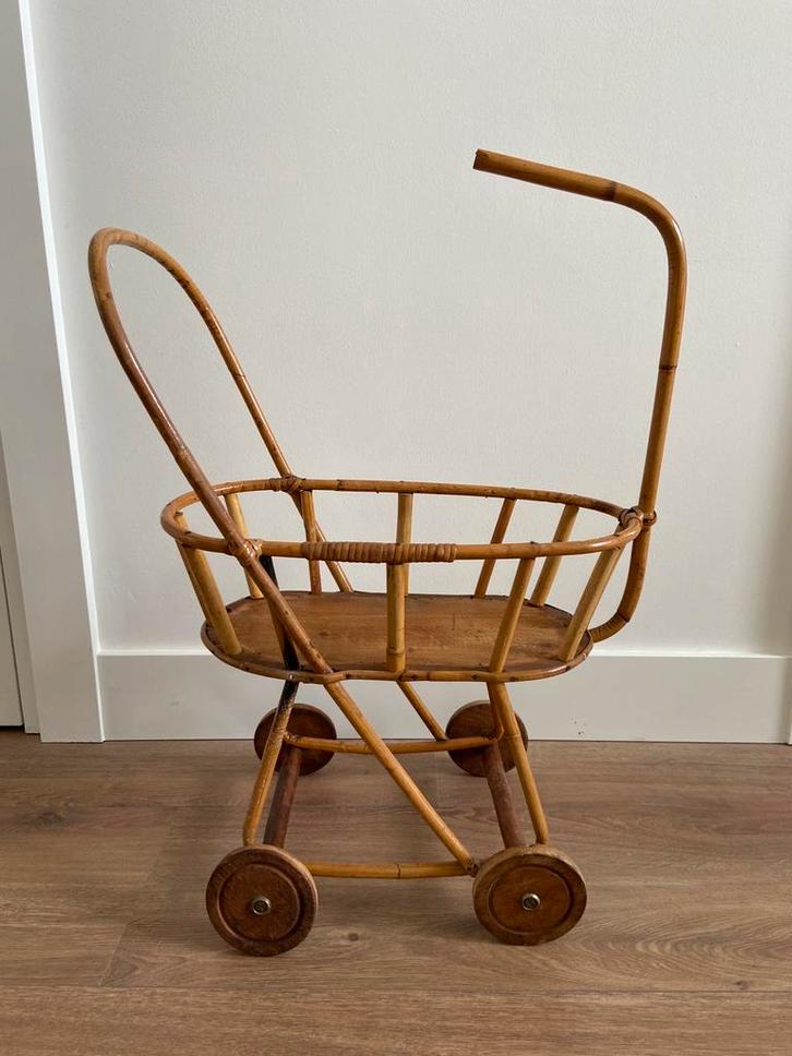 Kinder pop vintage poppenwagen rotan wiegje Rohe Noordwolde, Antiek en Kunst, Curiosa en Brocante, Ophalen of Verzenden