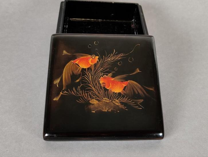 Chinese houten lakdoos met goudvissen, sluierstaart., Antiek en Kunst, Kunst | Niet-Westerse kunst, Ophalen of Verzenden