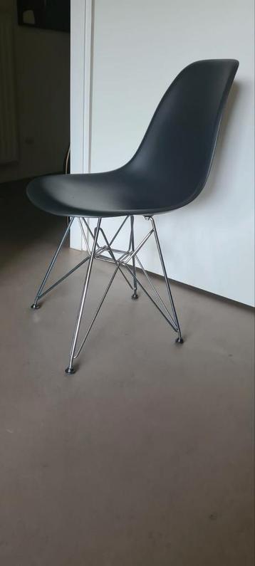 Twee Vitra Eames DRS stoelen zwart (origineel) beschikbaar voor biedingen