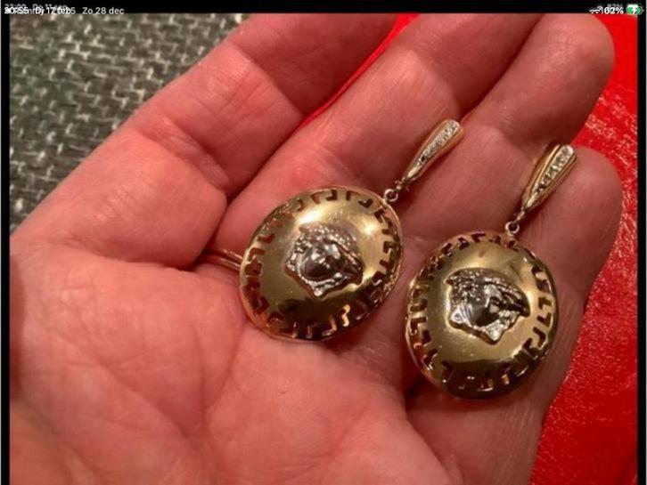 Bijzonder mooi vintage gouden oorbellen Versace Medusa 14 k, Sieraden, Tassen en Uiterlijk, Oorbellen, Zo goed als nieuw, Hangers