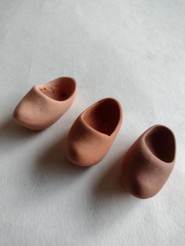 keramische klomp als muurpot / 1 : 12 schaal Fennicole, Verzamelen, Poppenhuizen en Toebehoren, Nieuw, Gebruiksvoorwerp, Ophalen