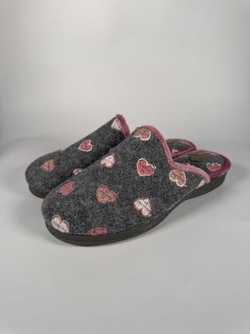 J. Ruiz Grey Heart Slippers – EU 41 beschikbaar voor biedingen
