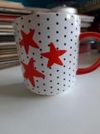HEMA beker met zwarte stippen en rode sterren, Huis en Inrichting, Keuken | Servies, Ophalen of Verzenden, Overige stijlen, Kop(pen) en/of Schotel(s)