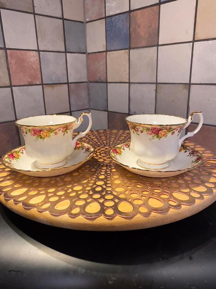 Royal Albert,RubyCelebration,2 kop en schotel,Bone China, Antiek en Kunst, Antiek | Servies los, Ophalen of Verzenden