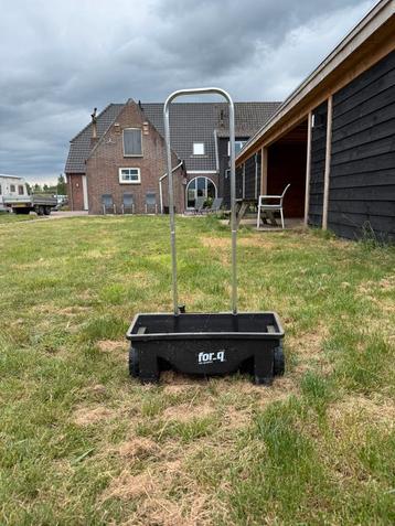 Meststrooi of zoutstrooi handwagen beschikbaar voor biedingen