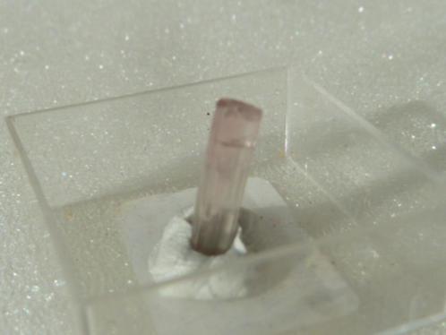 Toermalijn in doosje (02), Verzamelen, Mineralen en Fossielen, Mineraal, Ophalen of Verzenden
