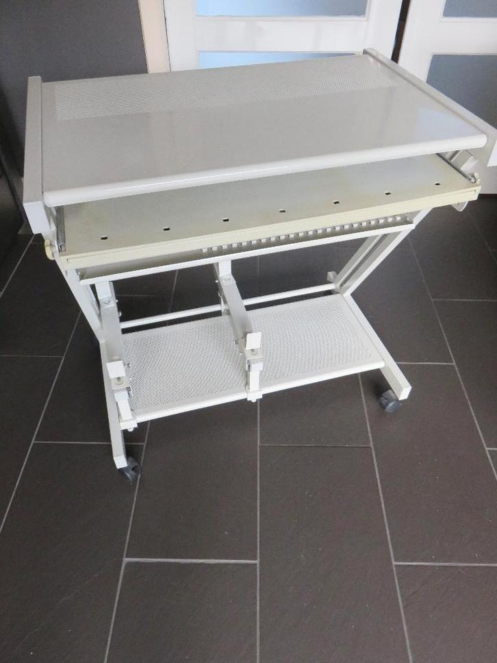 metalen computertafel bureau met uitschuif blad, ca 79cm, Huis en Inrichting, Bureaus, Gebruikt, Bureau, Met wielen, Ophalen