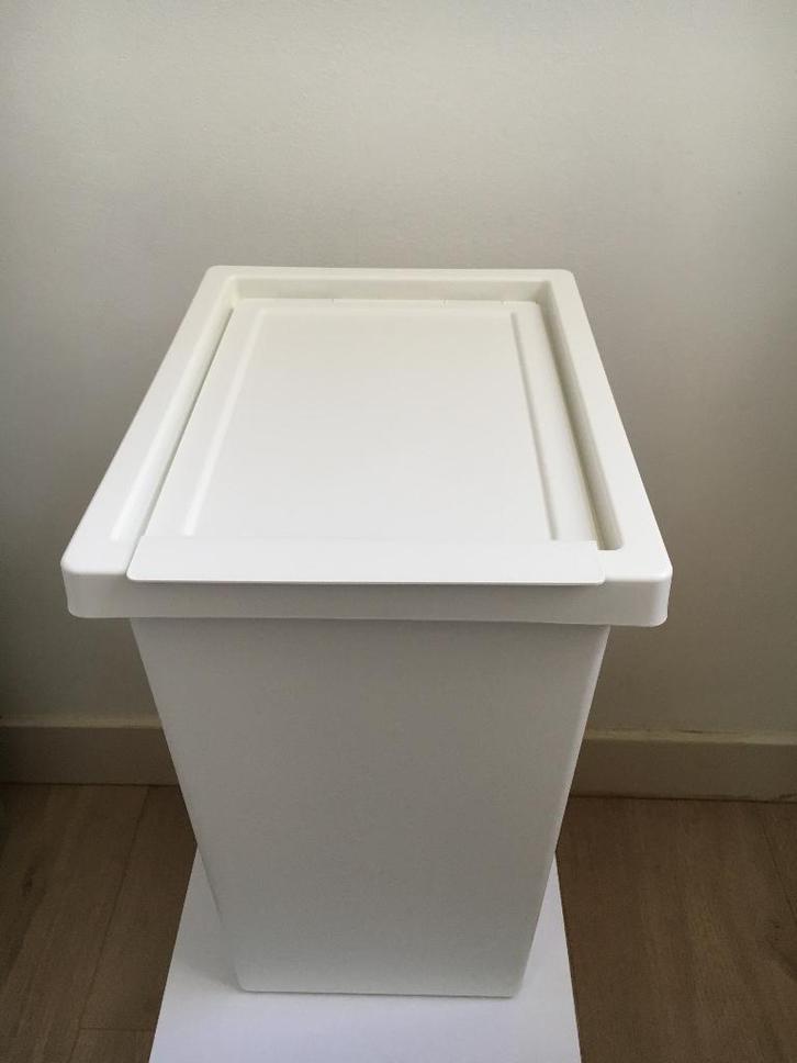 ikea prullenbak met deksel wit 28 liter, Huis en Inrichting, Woonaccessoires | Prullenbakken, Zo goed als nieuw, Kunststof, Minder dan 50 cm