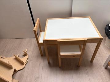 Stoeltje en tafeltje ikea beschikbaar voor biedingen