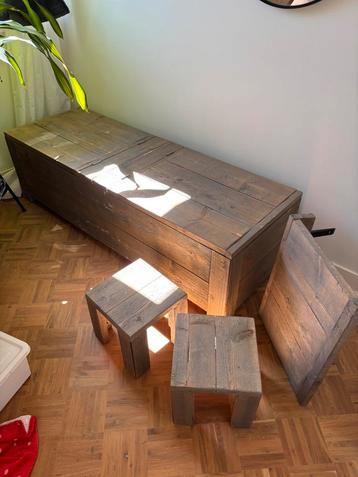 Grote houten kist met 2 krukjes en plank beschikbaar voor biedingen