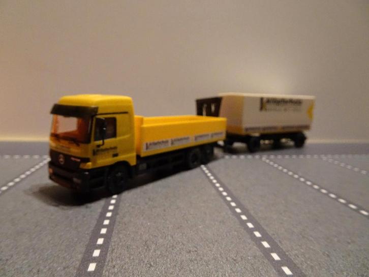 377 herpa mercedes actros klopferholz + kraan 1:87 truck, Hobby en Vrije tijd, Modelauto's | 1:87, Zo goed als nieuw, Bus of Vrachtwagen