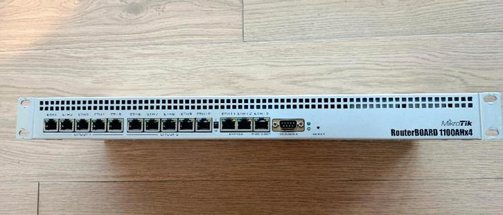 MikroTik RB1100AHx4 router, Computers en Software, Routers en Modems, Gebruikt, Router, Ophalen of Verzenden