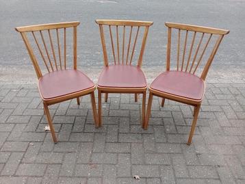 3 elegante vintage stoelen van hout beschikbaar voor biedingen