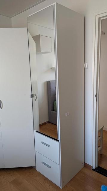 Closet with mirror  beschikbaar voor biedingen