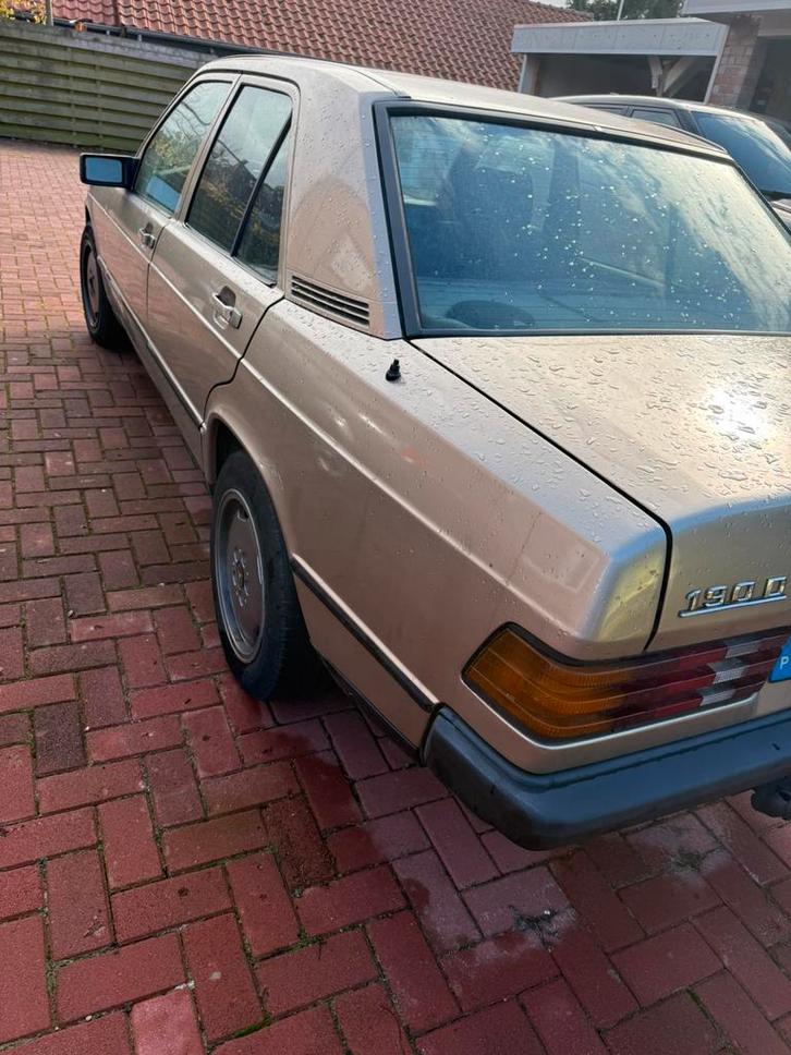 mercedes 190 D (  2.5 )bj 1986, Auto's, Oldtimers, Particulier, Mercedes-Benz, Diesel, Sedan, Handgeschakeld, Beige, Blauw, Stof
