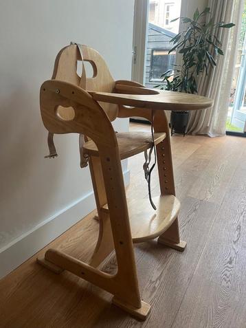 Te koop: houten babystoel met klik-riem beschikbaar voor biedingen