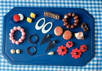 3x armband 2x speld 4x clips 4x stekers1x hoedenspeld  beschikbaar voor biedingen