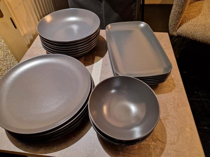 Ikea Borden Set - Donkergrijs, Huis en Inrichting, Keuken | Servies, Zo goed als nieuw, Bord(en), Effen, Aardewerk, Ophalen of Verzenden