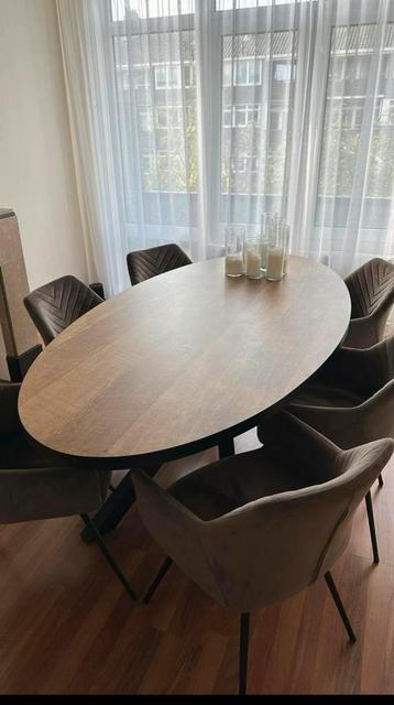 Mooie ovalen eettafel met kringvrije laag beschikbaar voor biedingen