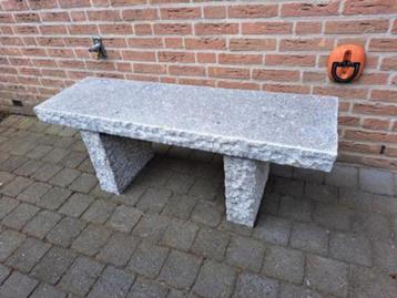 2 granieten tuinbankjes beschikbaar voor biedingen