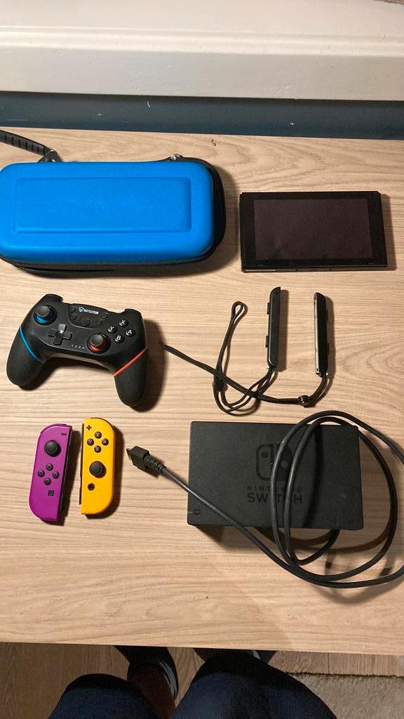 Nintendo switch met accesoires, Spelcomputers en Games, Spelcomputers | Nintendo Switch, Zo goed als nieuw, Switch Original, Met 2 controllers