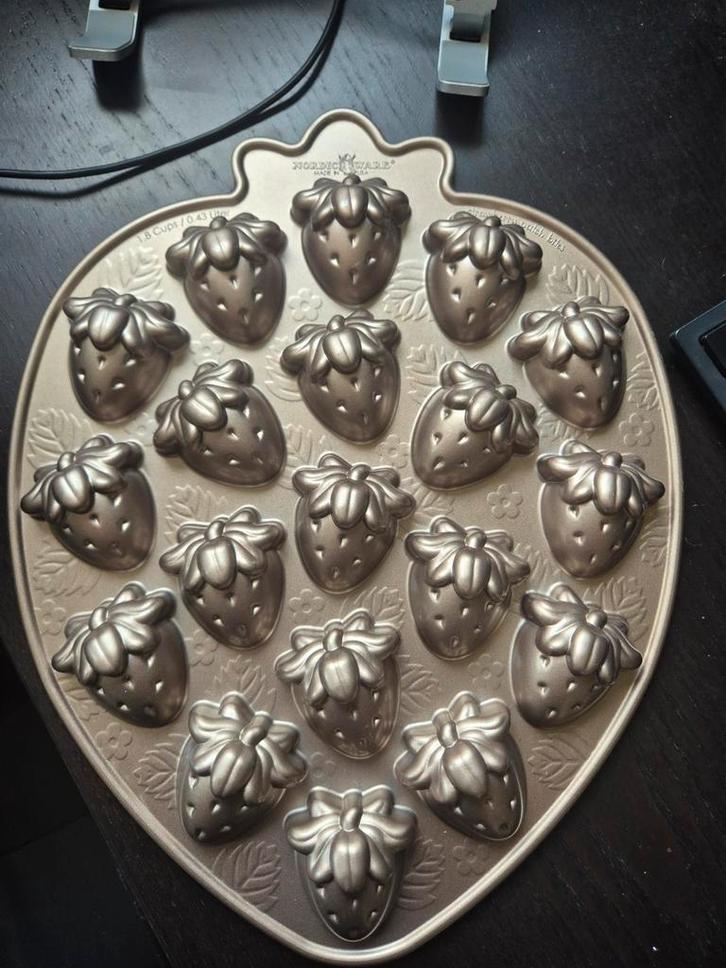 Nieuwe Nordic Ware Mini Aardbei Bakvorm, Hobby en Vrije tijd, Taarten en Cupcakes maken, Ophalen of Verzenden