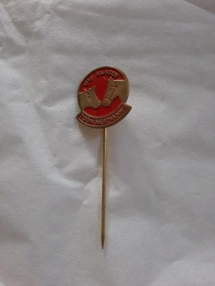 Uw slager Toon Hermanns Rood koper Speldje, Verzamelen, Speldjes, Pins en Buttons, Zo goed als nieuw, Ophalen of Verzenden