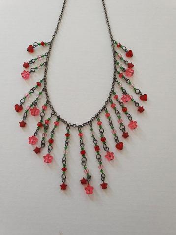 Kleurrijke ketting met kralen beschikbaar voor biedingen