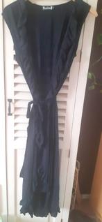 Zwarte overslag jurk met strook, Kleding | Dames, Jurken, Ophalen of Verzenden, Zo goed als nieuw, Zwart, Onder de knie