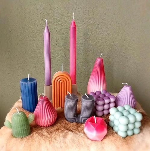 Vrolijk gekleurde kaarsen. Haal kleur en lente in huis!, Huis en Inrichting, Woonaccessoires | Kandelaars en Kaarsen, Nieuw, Minder dan 25 cm