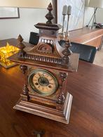 Antieke Franse -Duitse tafelklok houtsnijwerk koper uurwerk, Ophalen of Verzenden