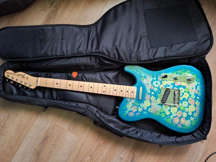 Fender Telecaster blue floral., Muziek en Instrumenten, Snaarinstrumenten | Gitaren | Elektrisch, Zo goed als nieuw, Solid body