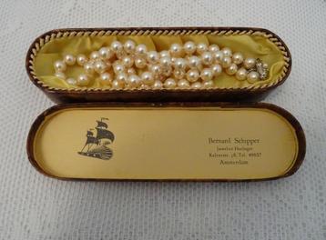 Mooi antiek juweliers doosje met parel ketting. beschikbaar voor biedingen