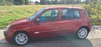 Renault Clio 1.6 16V Dynbas E4 2004 Rood, Auto's, Voorwielaandrijving, 4 cilinders, 995 kg, 1200 kg