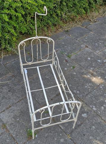 Oud poppenbedje beschikbaar voor biedingen
