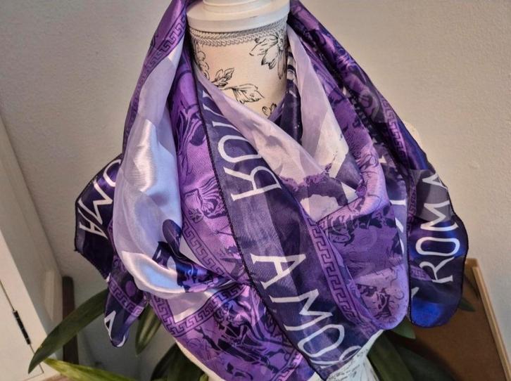 Mooie Sjaal - Paars met Roma Print, Kleding | Dames, Hoeden en Petten, Zo goed als nieuw, One size fits all, Ophalen of Verzenden