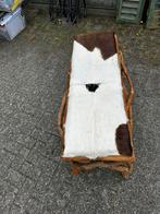 Houten bankje met dierenhuid, Ophalen