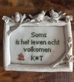 Lijstje met handgeborduurde ‘grappige’ tekst, Huis en Inrichting, Woonaccessoires | Tekstborden en Spreuken, Verzenden, Zo goed als nieuw